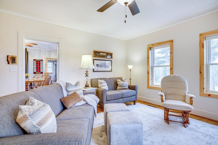 Lovely Rural Hixton Farmhouse w / Porch & Fire Pit!