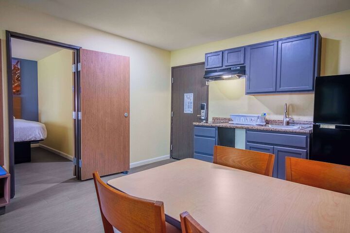 Days Inn & Suites by Wyndham Waterloo