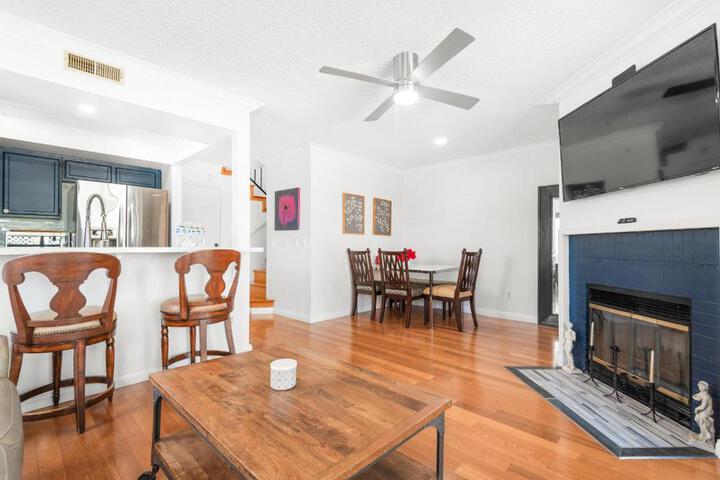 5bed 3bath Private gated community home 7miles to Downtown La close to Disney