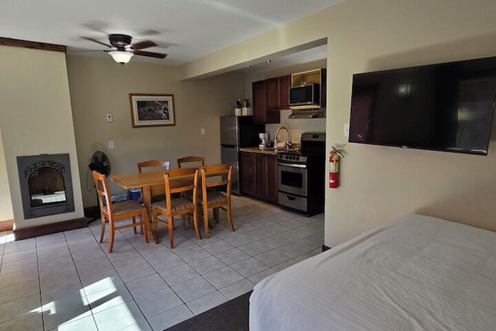 Aspen Village Inn