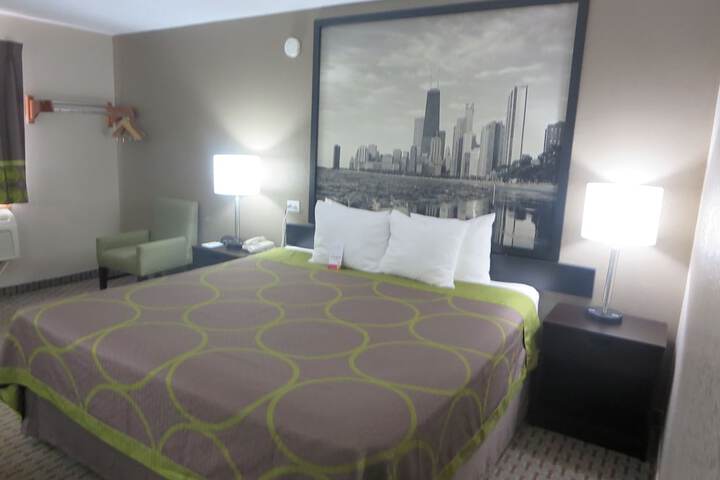 Super 8 by Wyndham Mundelein / Libertyville Area