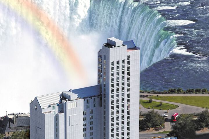 Oakes Hotel Overlooking the Falls