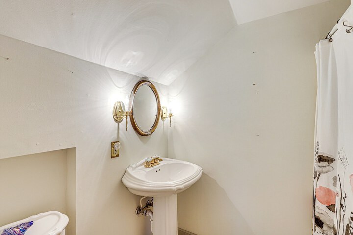 Spacious & Historic Cabin in New Haven w / Pond!