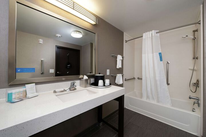 Hampton Inn & Suites Greensboro / Coliseum Area