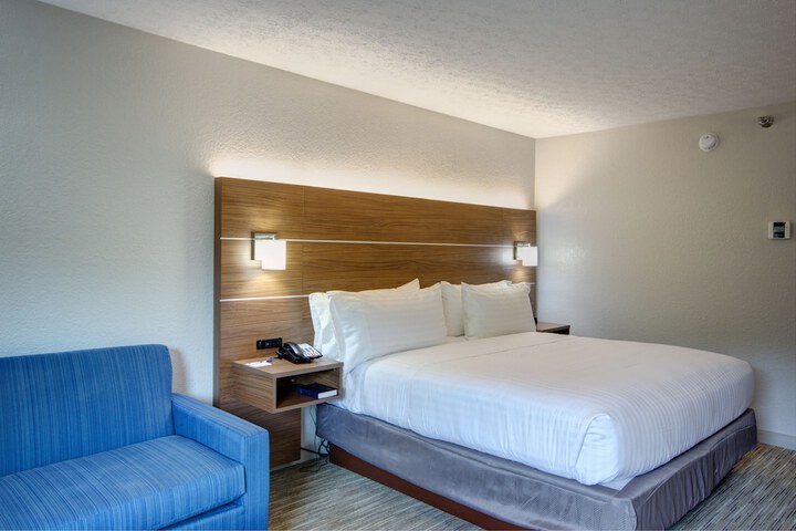 Room 17 of 28