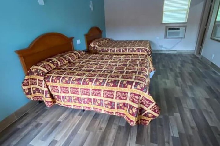 Room 8 of 10