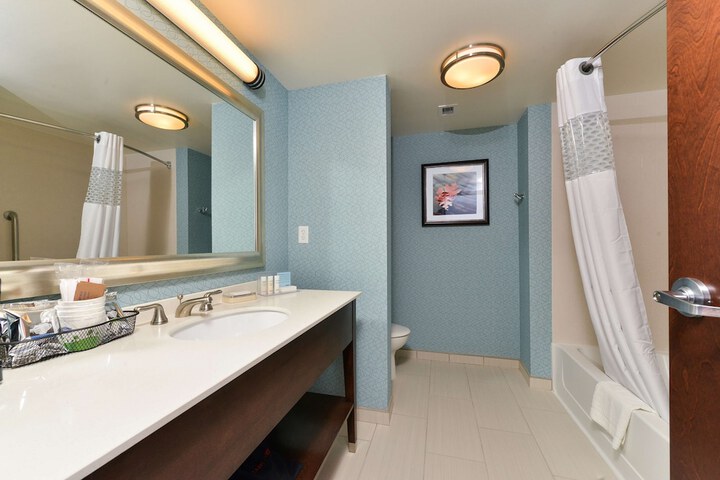 Hampton Inn Corning / Painted Post