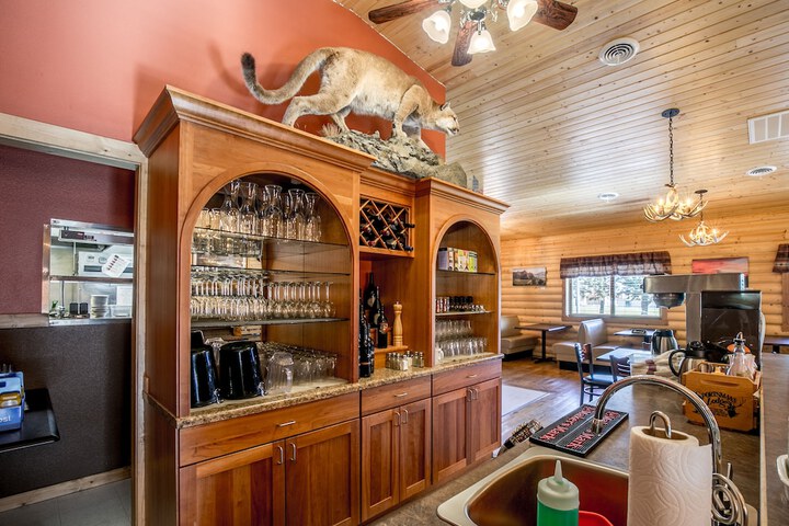 Sportsmans Lodge