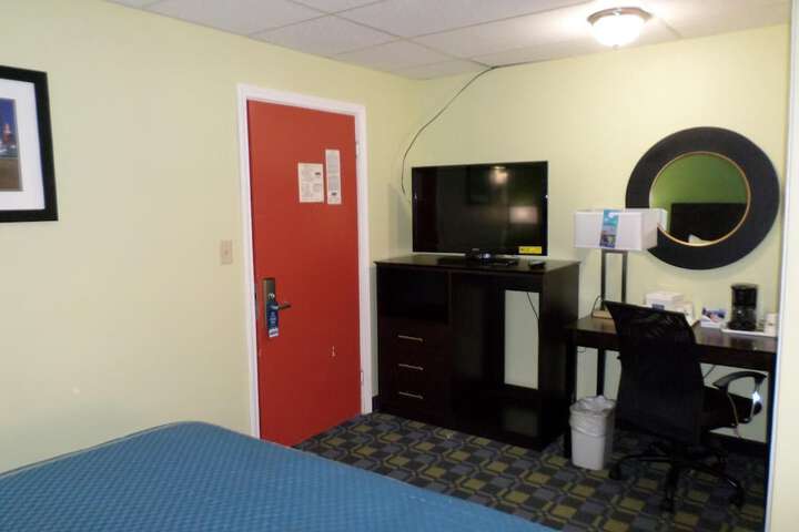 Travelodge by Wyndham Cleveland Lakewood