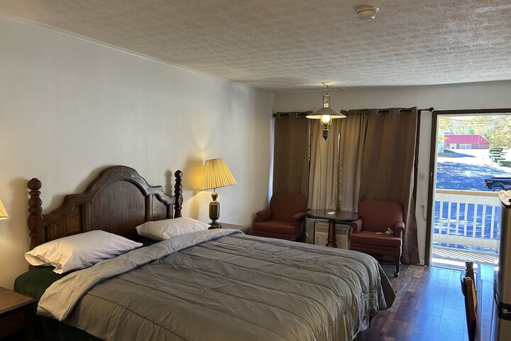 Room 4 of 8