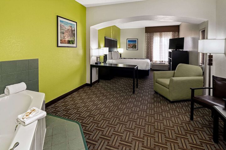 Room 9 of 38