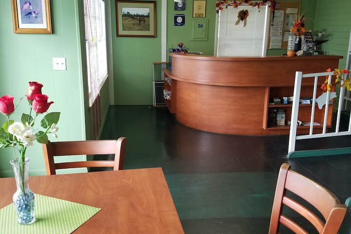Lakeside Inn and Cafe