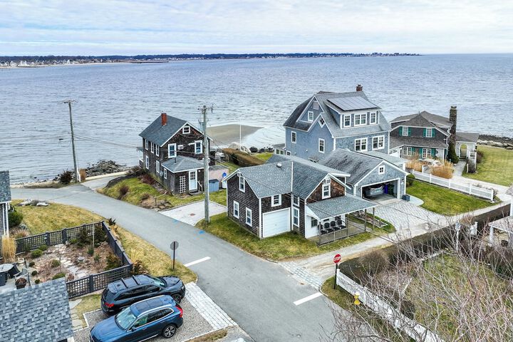 Charming Westbrook Cottage Steps to Private Beach