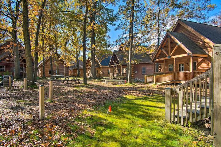 Rustic Rothbury Cabin w / Resort Amenity Access!