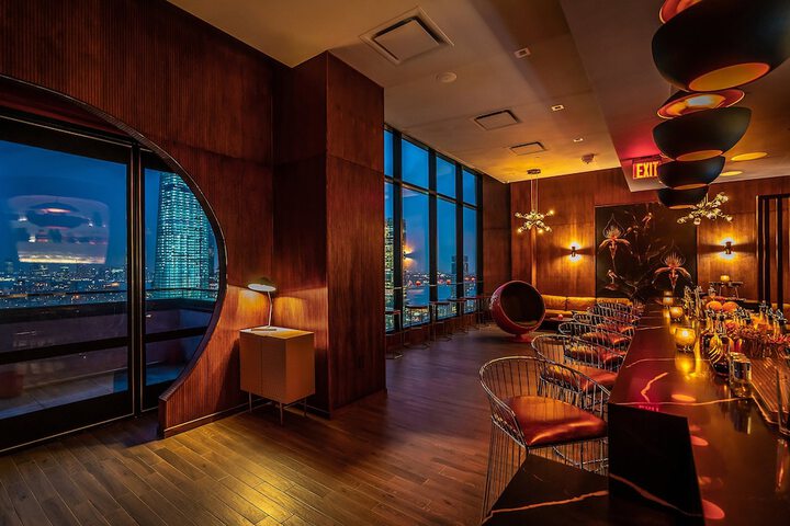 Lounge 38 of 52