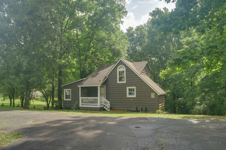 Cozy Tennessee Cabin w / Deck Grill & Fire Pit!