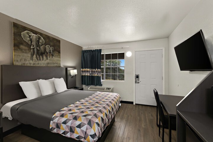 Room 16 of 40