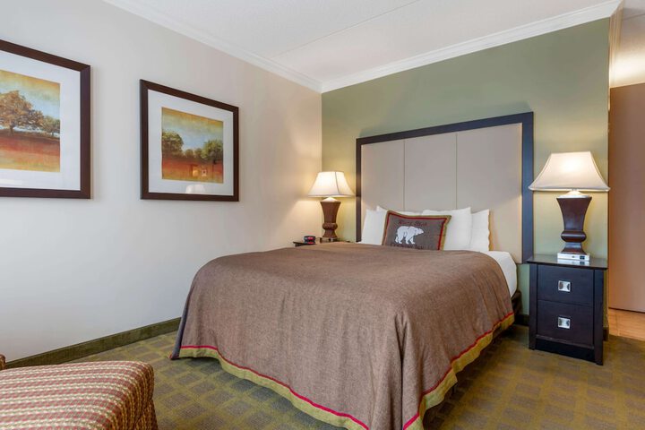Best Western Plus White Bear Country Inn