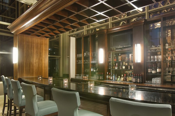 Lounge 83 of 90
