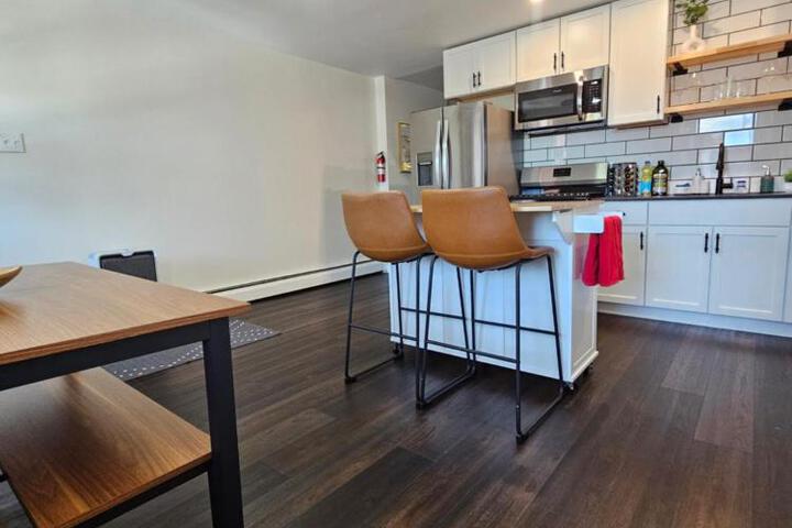 Cozy & Modern 3-Bed Retreat - 8 Mins to Bridge St