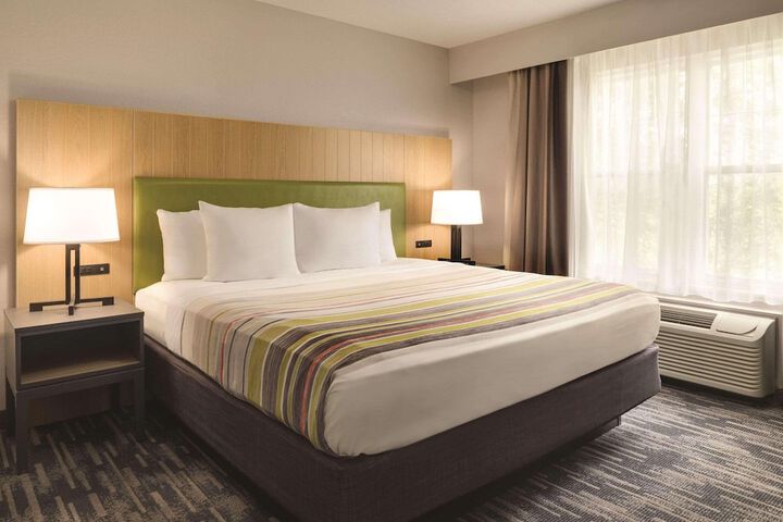 Country Inn & Suites by Radisson Pella, IA