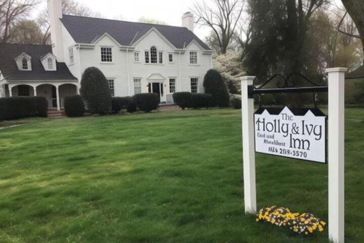 The Holly and Ivy Inn