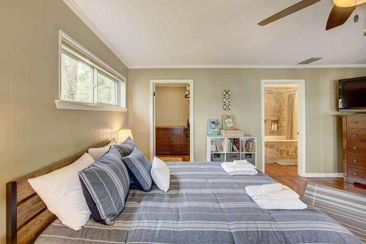 Mineola Lake House w / Dock & Fire Pit!