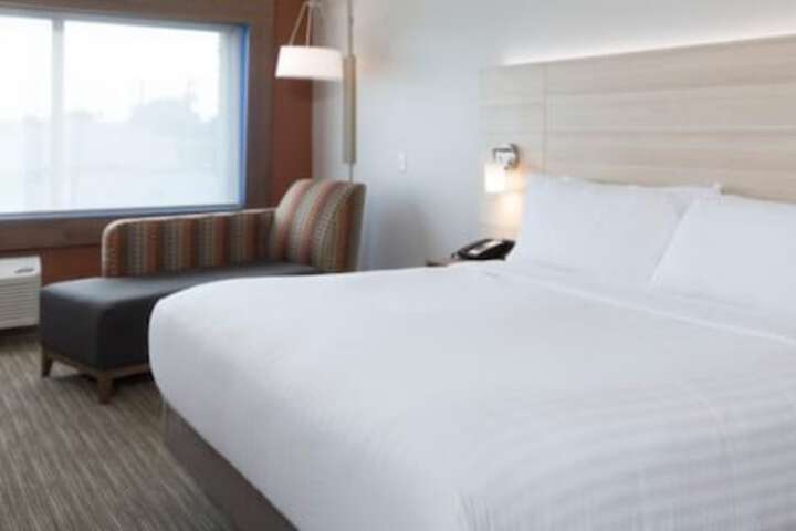 Holiday Inn Express and Suites Kalamazoo West by IHG