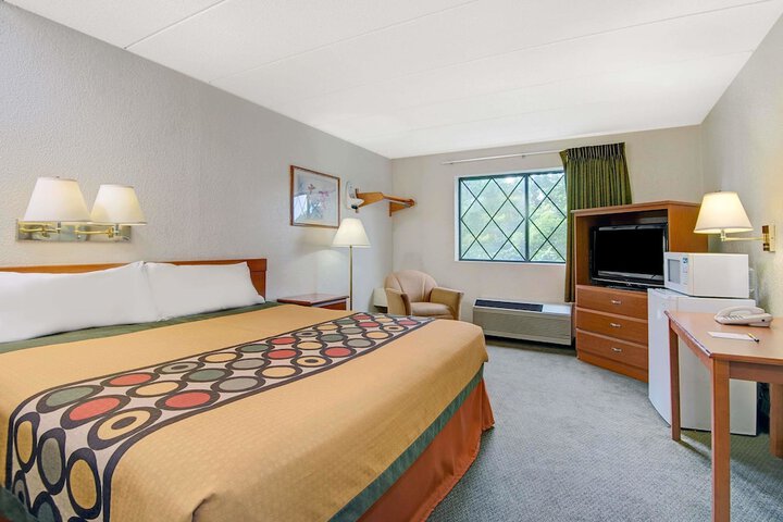 Super 8 by Wyndham Stamford / New York City Area