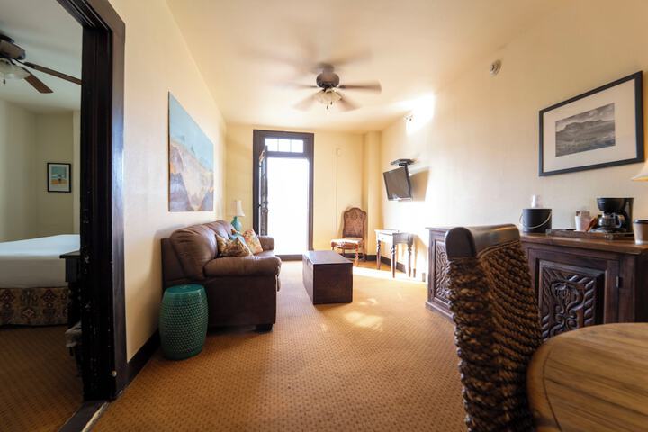 The Holland Hotel