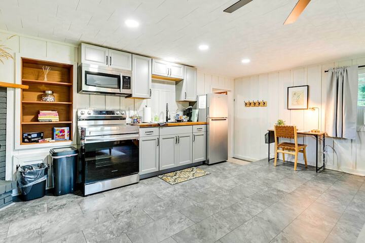 Modern Studio 13 Mi to Saratoga Racetrack!