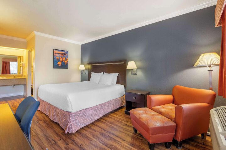 Room 33 of 40
