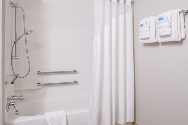 Holiday Inn Express & Suites Parkersburg East by IHG