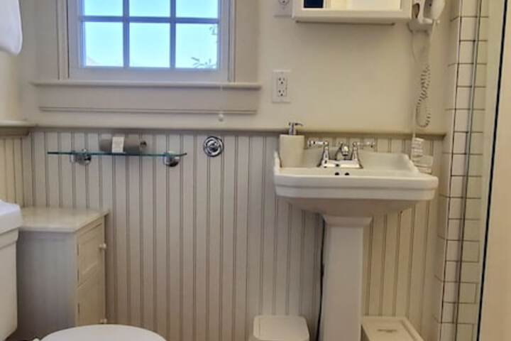 Room 32 of 126