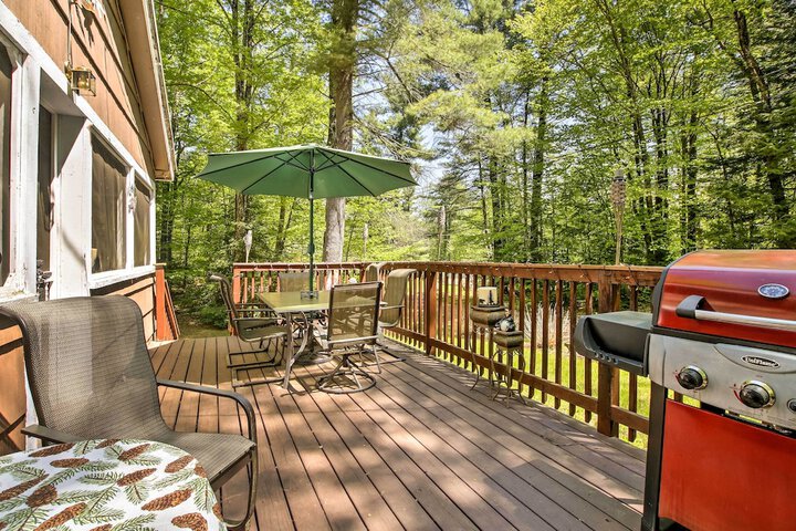 Pet-friendly Cabin w / Fire Pit BBQ & Great Deck!