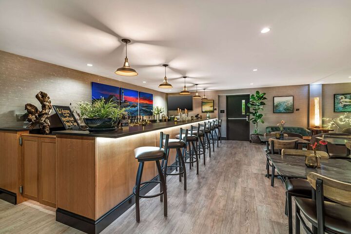Lounge 106 of 125