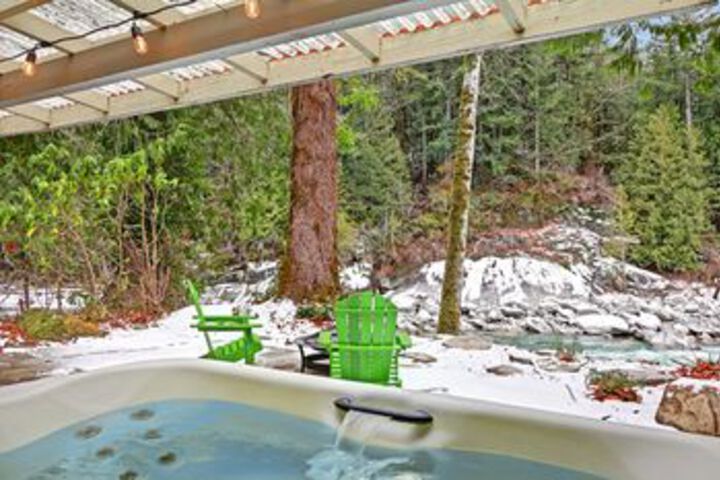 Sunset Falls Cabin - Two Bedroom Cabin with Hot Tub