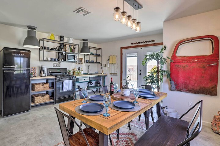 Indie-eclectic Desert Home w / Hot Tub + Patio