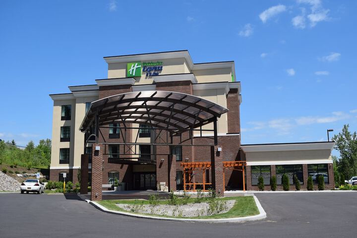 Holiday Inn Express & Suites Geneva Finger Lakes by IHG