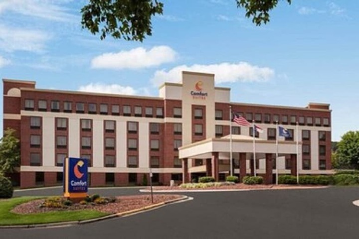 Comfort Suites Outlet Center