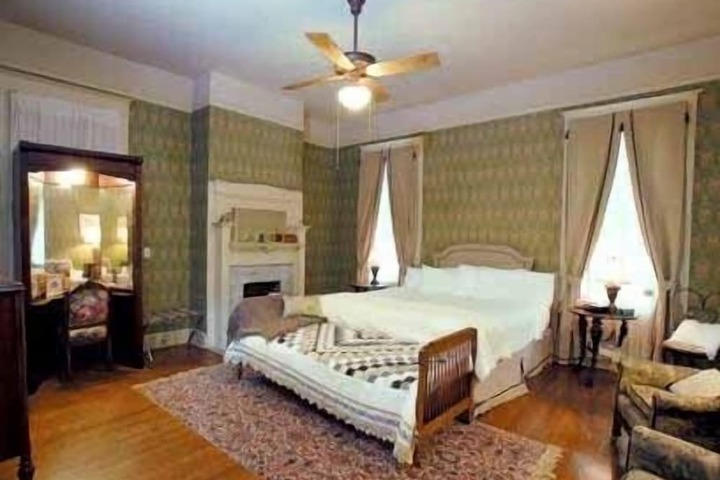 Stay Fairfield - Fairfield Place and Fairfield Manor Bed & Breakfast
