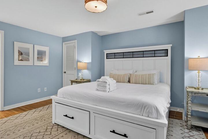 Lighthouse by Avantstay Beachfront View Home w / Pool Table & Ping Pong