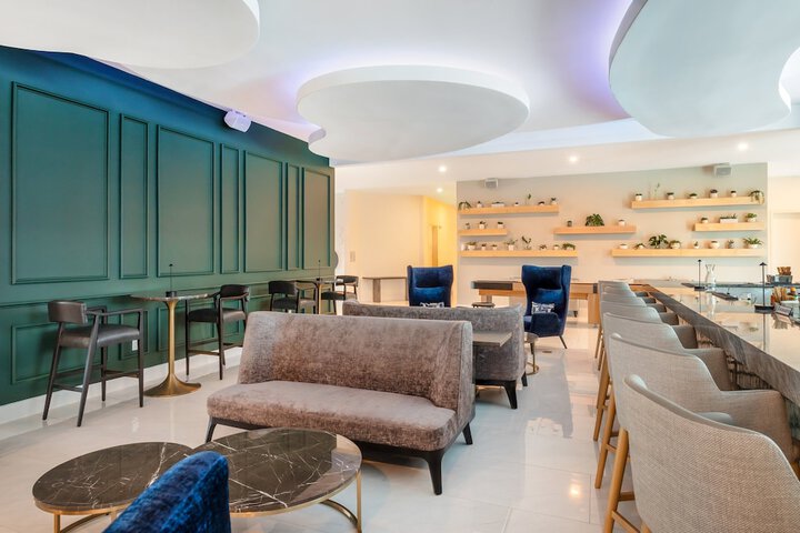 Lounge 80 of 85