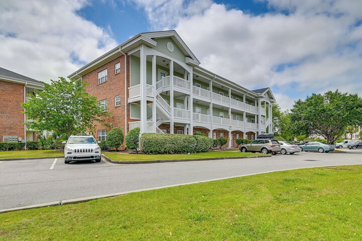 Myrtle Beach Condo w / Large Balcony & Pool Access