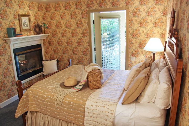 Eagle Harbor Inn