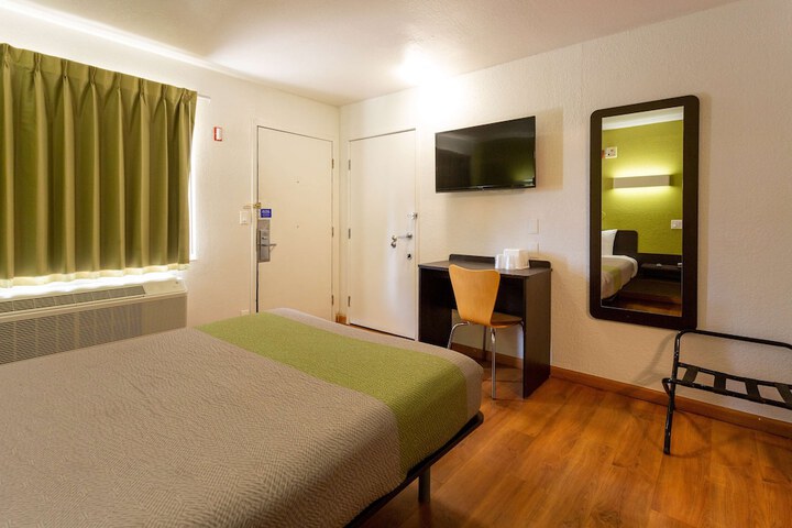 Room 11 of 34