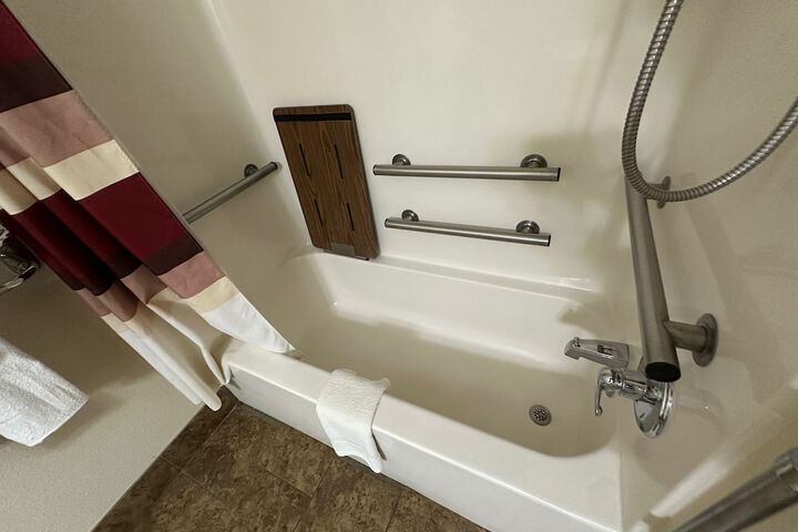 Econo Lodge Inn & Suites