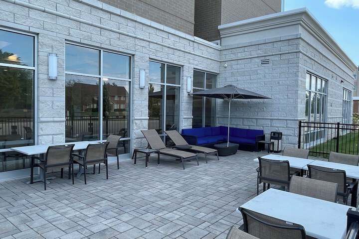 Holiday Inn & Suites Farmington Hills - Detroit NW by IHG