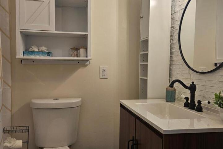 Cozy & Modern 3-Bed Retreat - 8 Mins to Bridge St