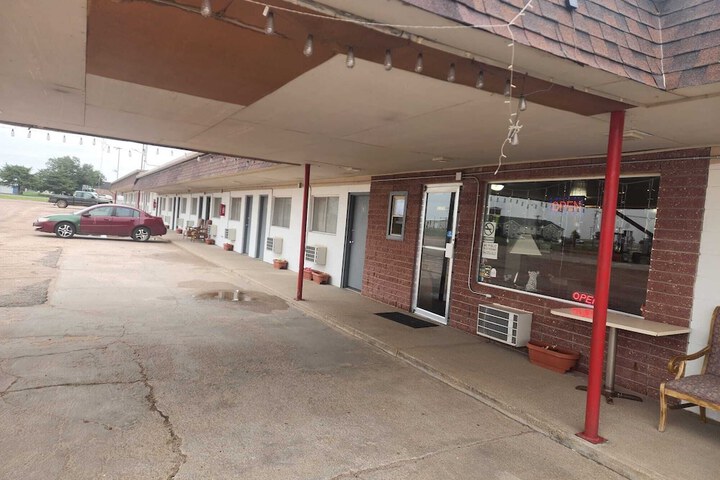 First Inn by OYO Quinter Hwy 70